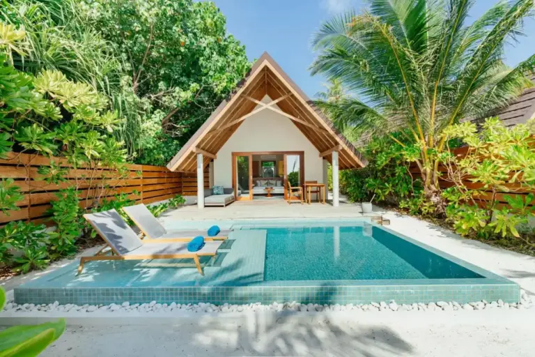 Zone de piscine privée d'une villa au Fushifaru Maldives