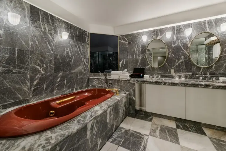 Gajoen Tokyo – hôtel à Tokyo, Japon – une salle de bain avec une baignoire rouge et deux miroirs au Gajoen Tokyo à Tokyo