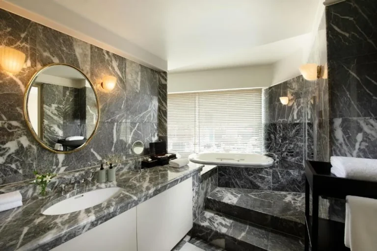 Gajoen Tokyo – hôtel à Tokyo, Japon – une salle de bain avec un lavabo et un miroir au Gajoen Tokyo à Tokyo