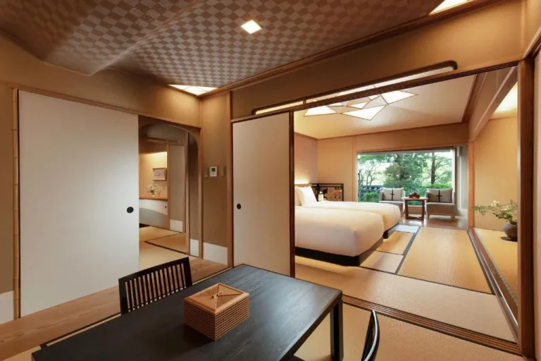 Gajoen Tokyo – hôtel à Tokyo, Japon – une chambre avec un lit et une salle à manger avec une table au Gajoen Tokyo à Tokyo