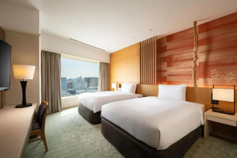 Gajoen Tokyo – hôtel à Tokyo, Japon – une chambre d'hôtel avec deux lits et une fenêtre au Gajoen Tokyo à Tokyo