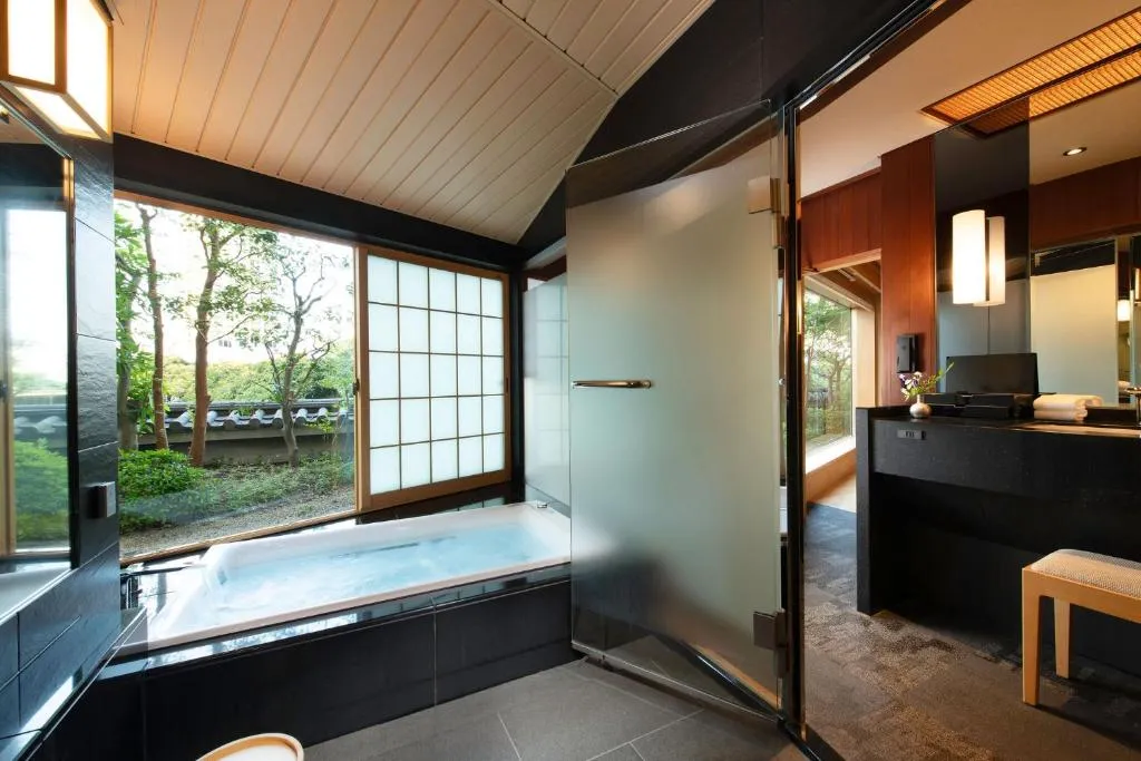 Gajoen Tokyo – hôtel à Tokyo, Japon – une grande salle de bain avec une baignoire et une fenêtre au Gajoen Tokyo à Tokyo