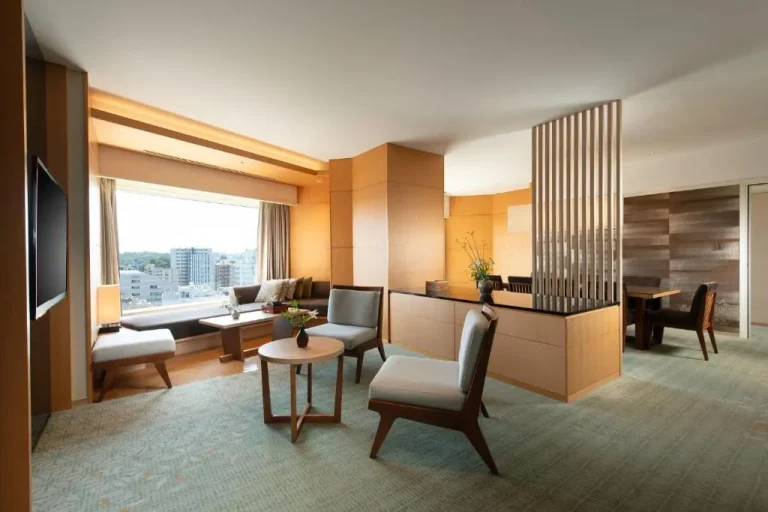 Gajoen Tokyo – hôtel à Tokyo, Japon – un salon avec un canapé et une table au Gajoen Tokyo à Tokyo