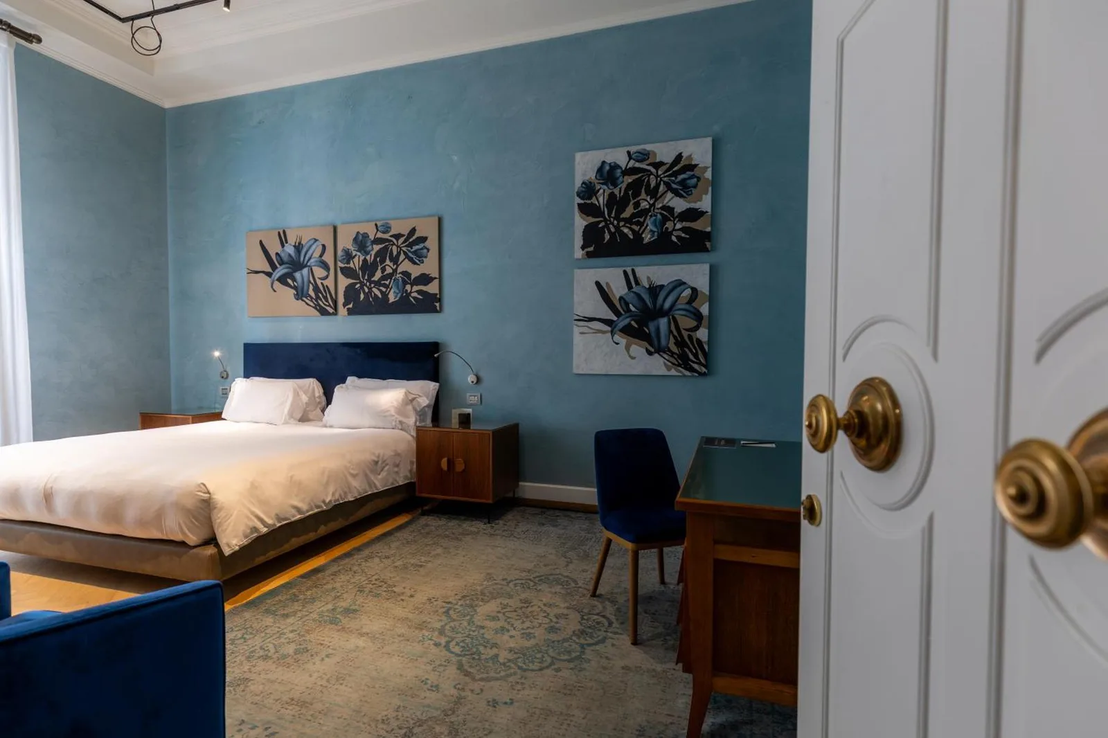 Blue-themed room at Galleria Vik Milano
