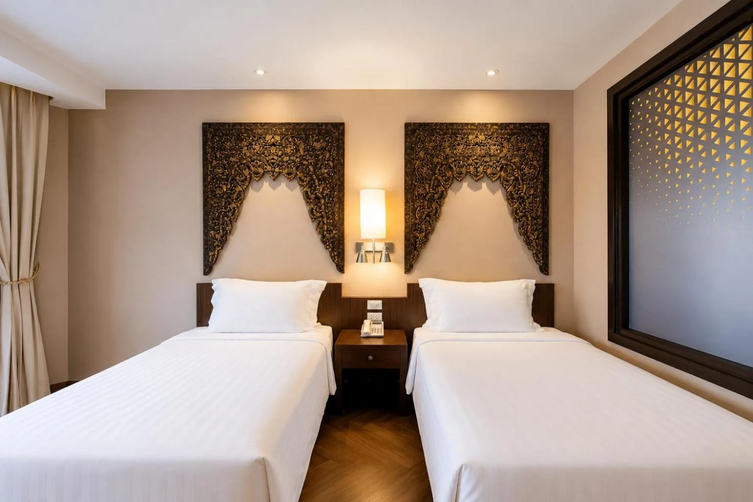 Garden Cliff Resort And Spa – hôtel à Pattaya, Thaïlande – une chambre avec un lit et un balcon au Garden Cliff Resort And Spa à Pattaya North