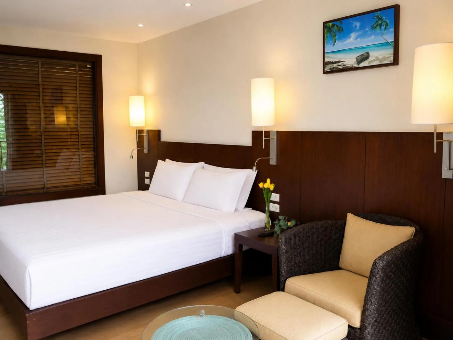 Chambre confortable au Garden Cliff Resort And Spa à Pattaya avec un lit double, un coin salon et un balcon