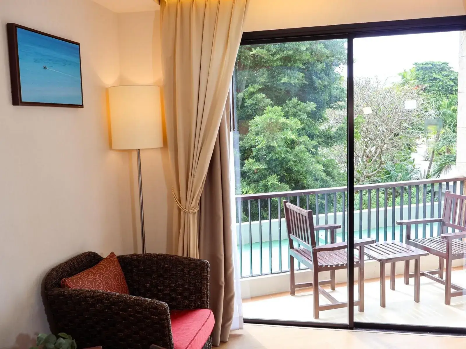 Coffre-fort et équipements dans la chambre au Garden Cliff Resort And Spa à Pattaya, à côté du rideau et du bureau