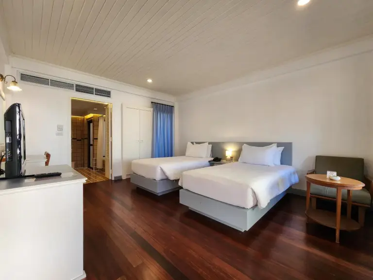 Chambre twin à Garden Sea View Resort Pattaya avec murs blancs et décoration moderne et simple.