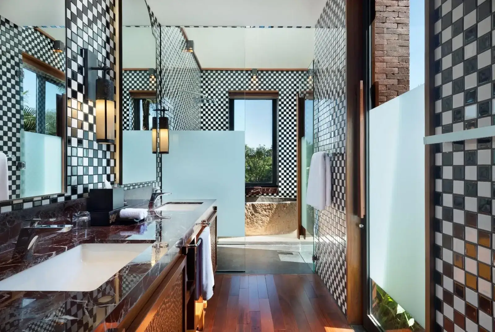Garrya Bianti Yogyakarta – hotel en Yogyakarta, Indonesia – un baño con un lavabo y un espejo en Garrya Bianti Yogyakarta en Yogyakarta