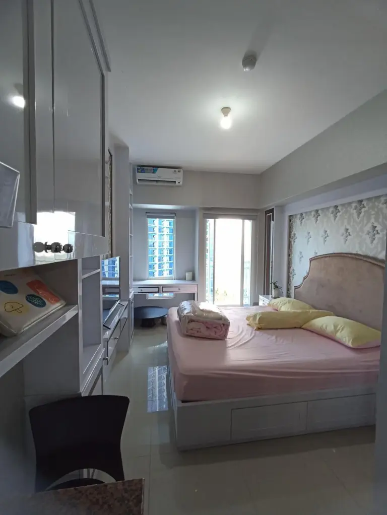 Gatotkaca Hotels Surabaya apartment-style bedroom with bed, kitchenette, and seating area