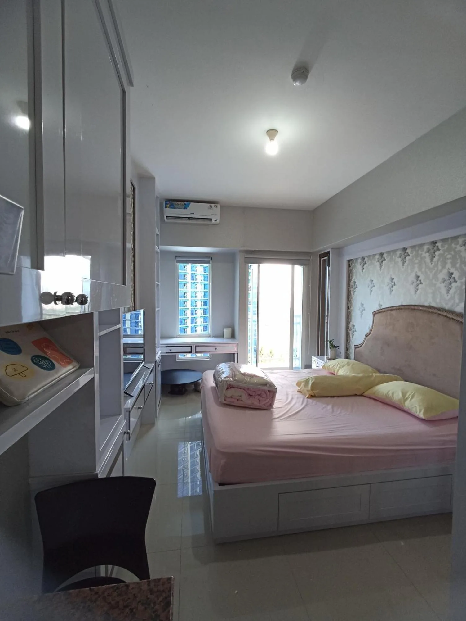 Gatotkaca Hotels Surabaya apartment-style bedroom with bed, kitchenette, and seating area