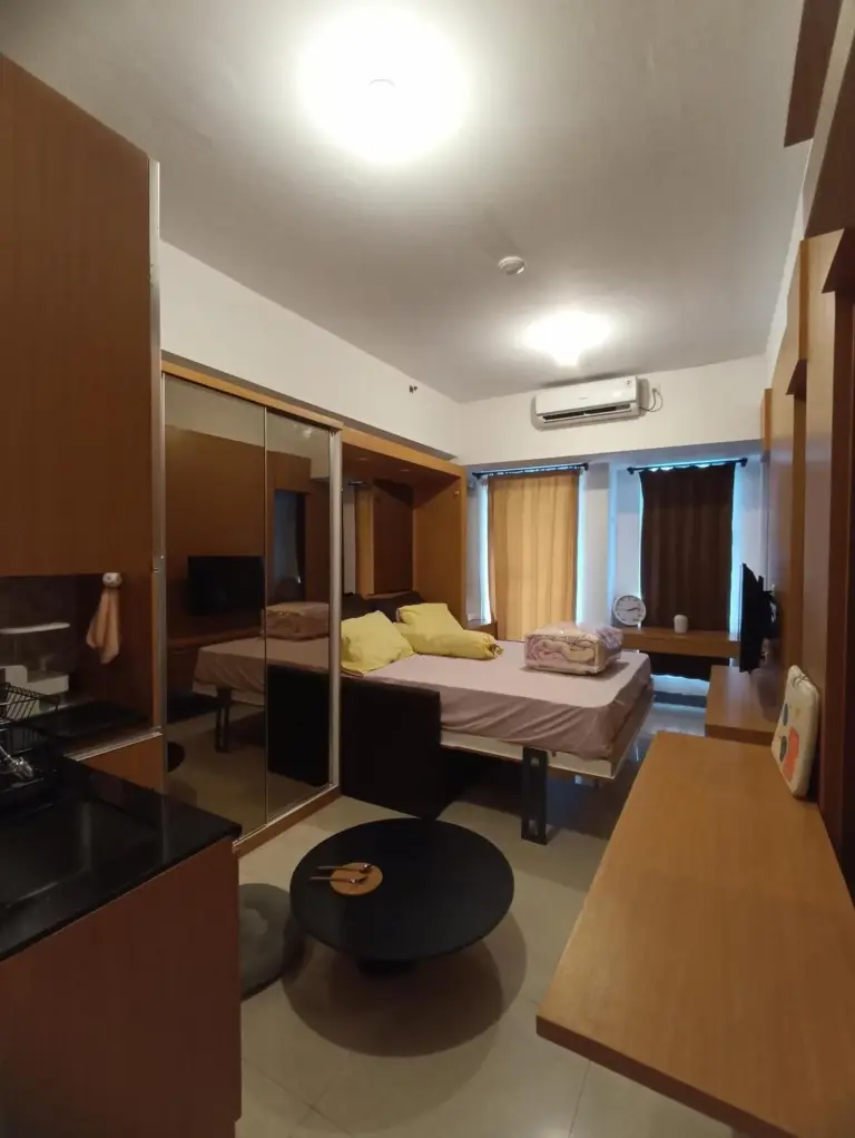 Gatotkaca Hotels Surabaya sofa bed with cushions in a modern guest room