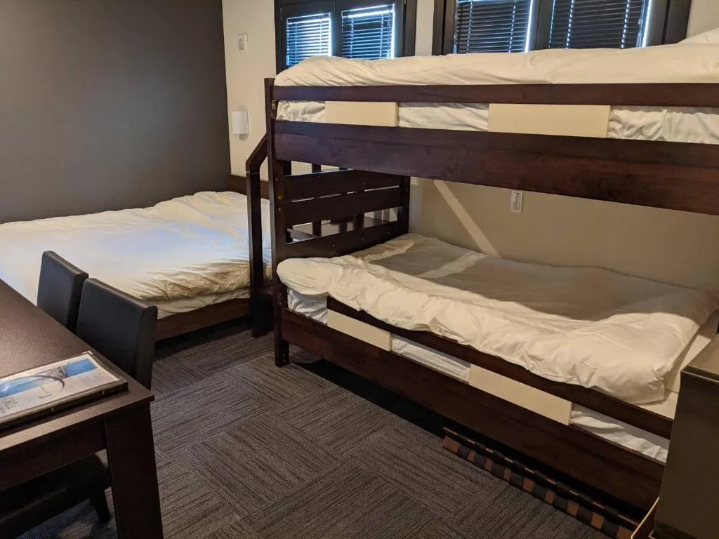 Etagenbett-Layout in einem Zimmer im Gennoya Hotel in Tokio