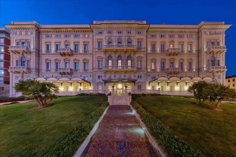 Vista exterior nocturna de GH Palazzo Suite & SPA