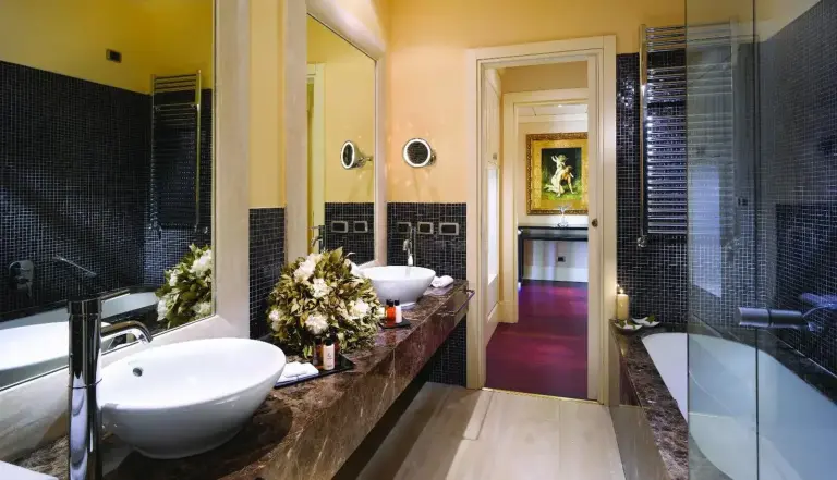 Baño en GH Palazzo Suite & SPA con accesorios modernos