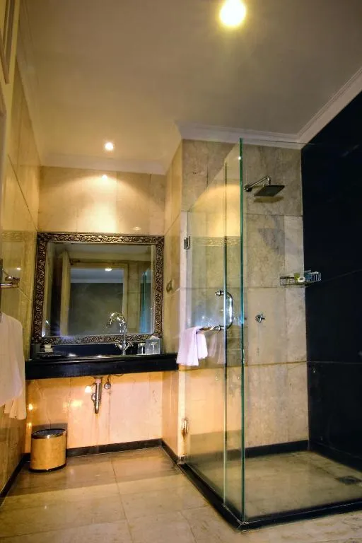 Baño moderno en GH Universal Hotel Bandung