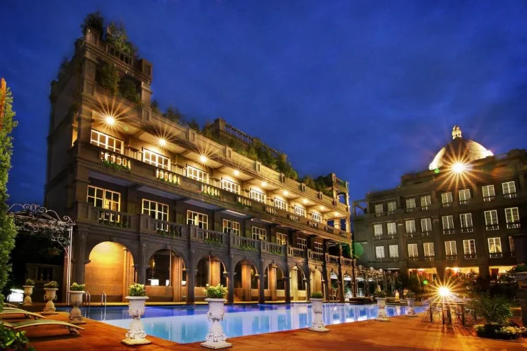 Piscina iluminada en el GH Universal Hotel Bandung