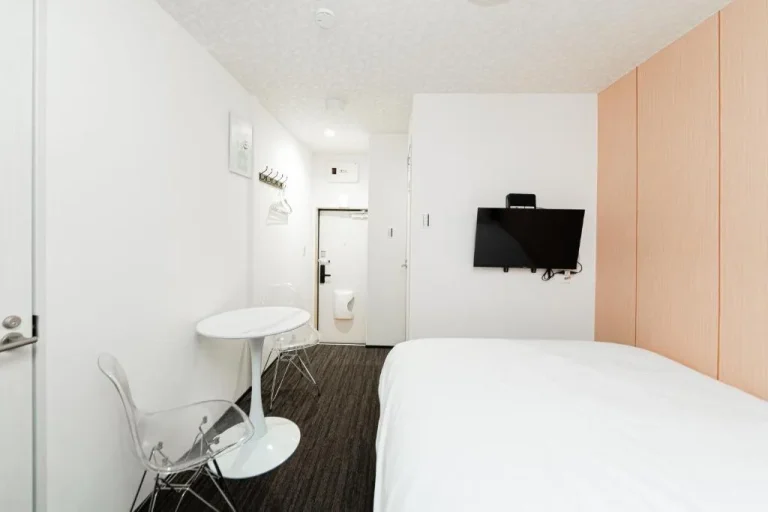 Équipements des chambres au GLOU Akasaka Inn à Tokyo.