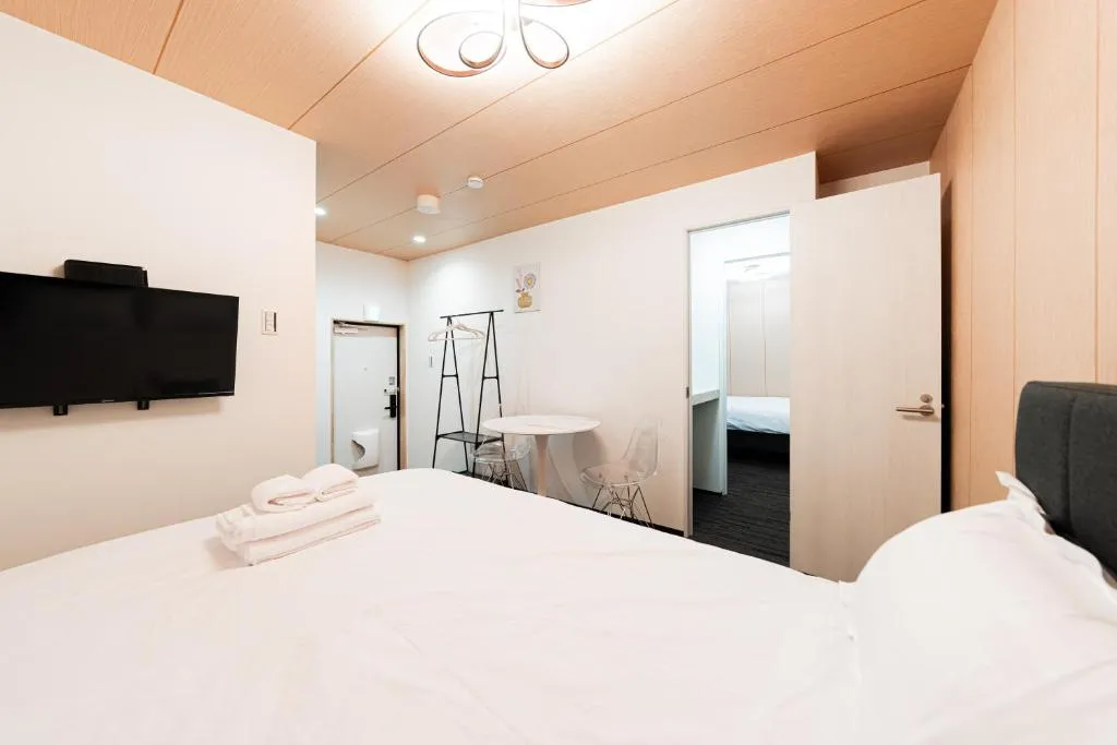 Aperçu de la chambre d'hôte au GLOU Akasaka Inn à Tokyo.