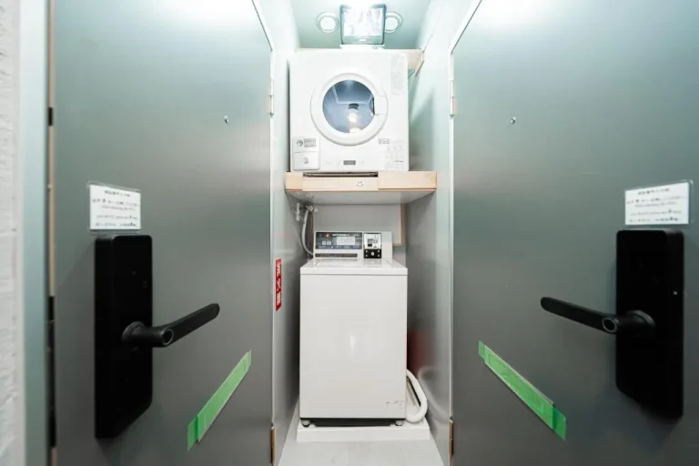 Installations de lavage au GLOU Akasaka Inn à Tokyo.
