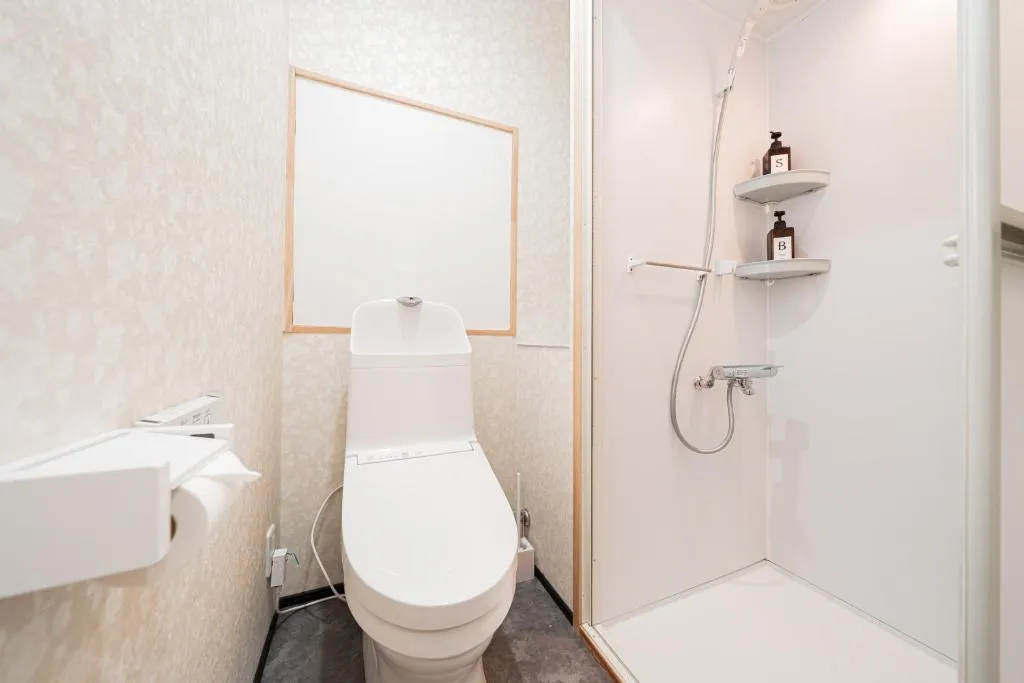 Salle de bain privée mettant en valeur un design moderne au GLOU Akasaka Inn à Tokyo.
