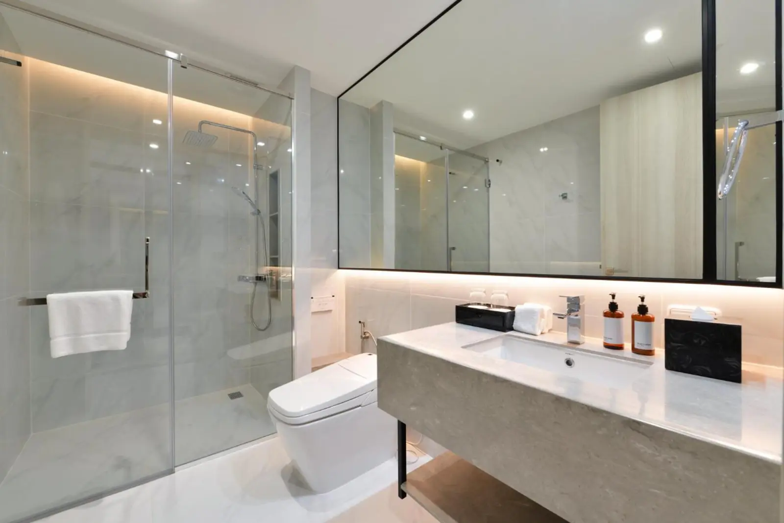 Modernes Badezimmer im GM Estate Hotel und Executive Apartments, Bangkok Sukhumvit 20