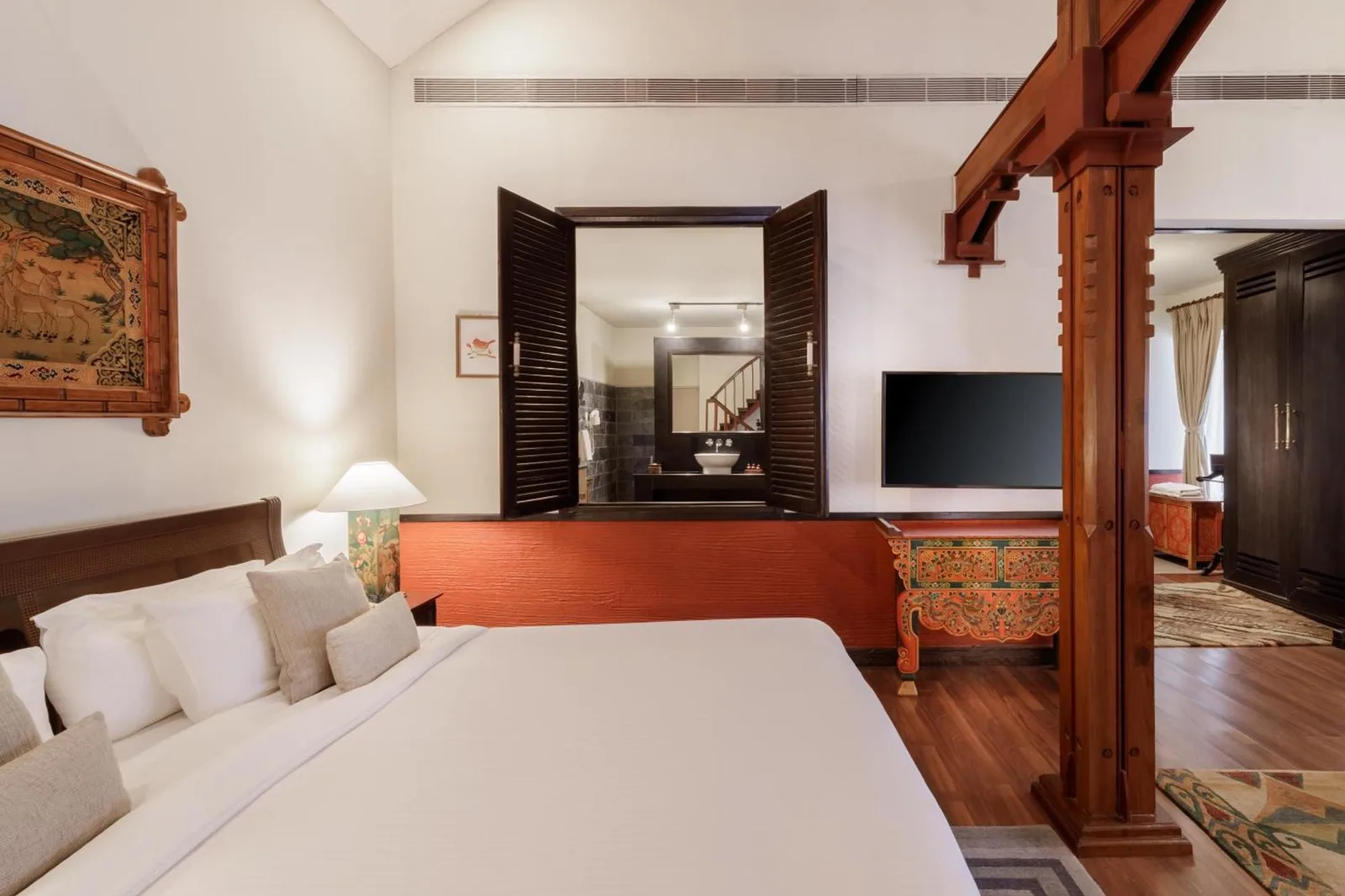Geräumiges Schlafzimmer mit Aussicht im Gokarna Forest Resort in Kathmandu