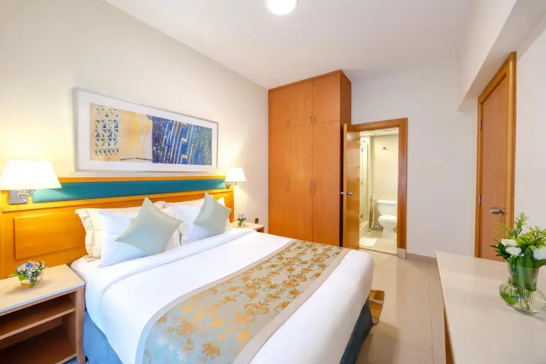 Golden Sands Hotel Apartments Dubai chambre avec salle de bains privative et rangement armoire