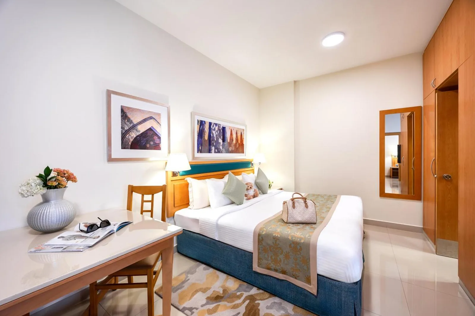Golden Sands Hotel Apartments Dubai chambre studio avec lit double, bureau et coin salon