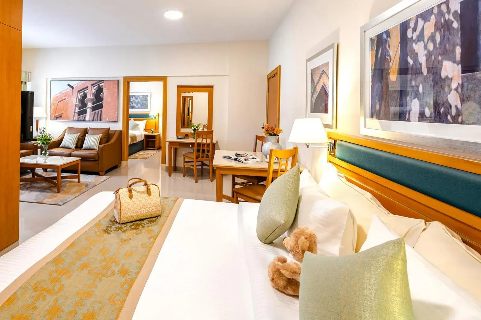 Golden Sands Hotel Apartments Dubai suite studio avec lit, canapé, table à manger et coin salon