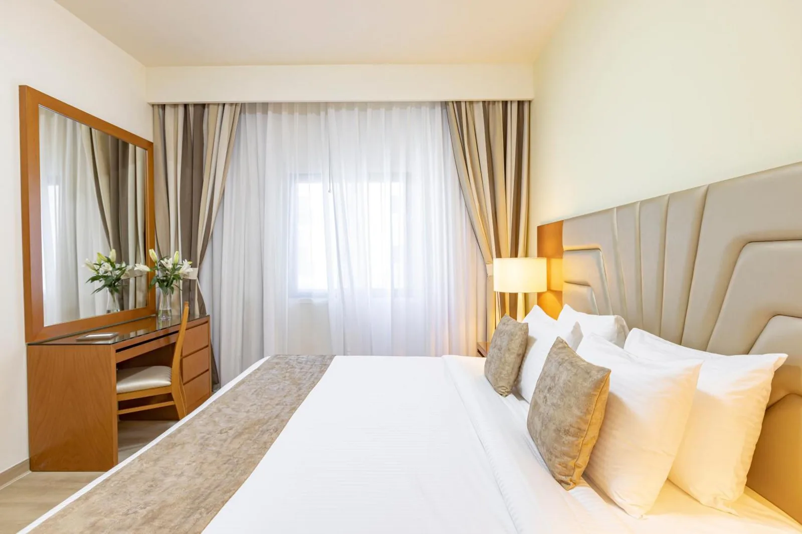 Élégante chambre king à Golden Sands Suites