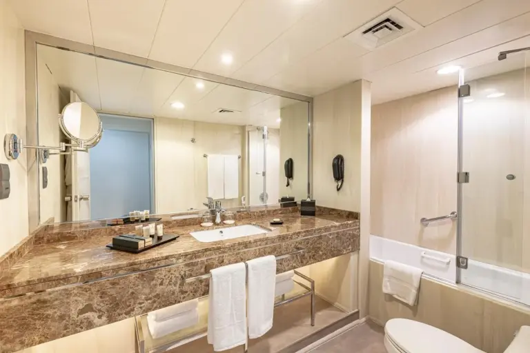 Salle de bains élégante à Golden Sands Suites