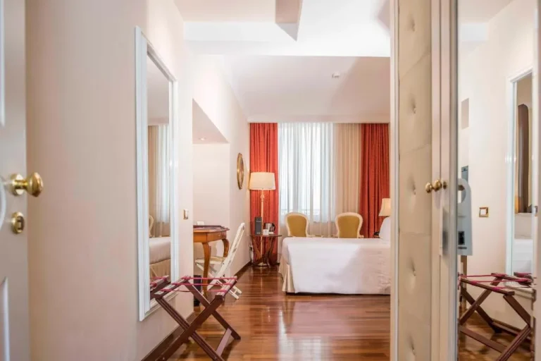 Gemütliches Standardzimmer im Golden Tower Hotel & Spa in Florenz