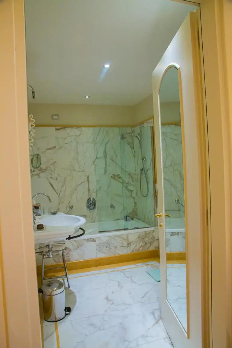 Baño elegante en el Golden Tower Hotel & Spa en Florencia