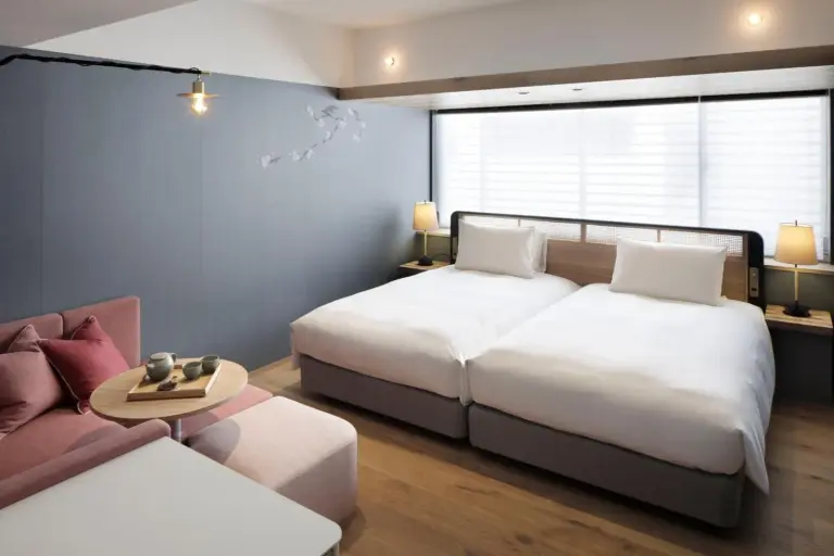 Chambre twin à la décoration moderne au Good Nature Hotel Kyoto
