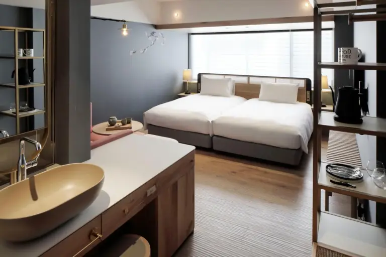 Vue intérieure d'une chambre twin au Good Nature Hotel Kyoto