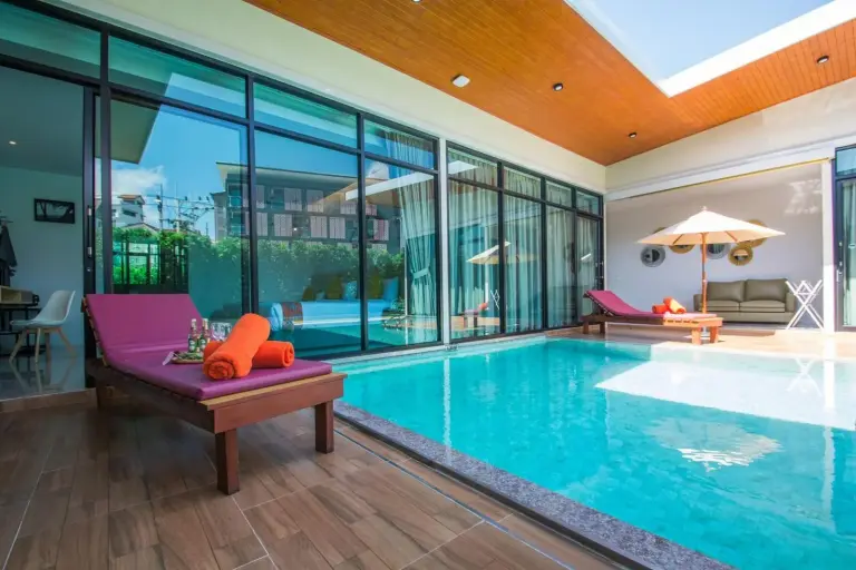 Chaises longues extérieures à Good Night Pool Villa Phuket
