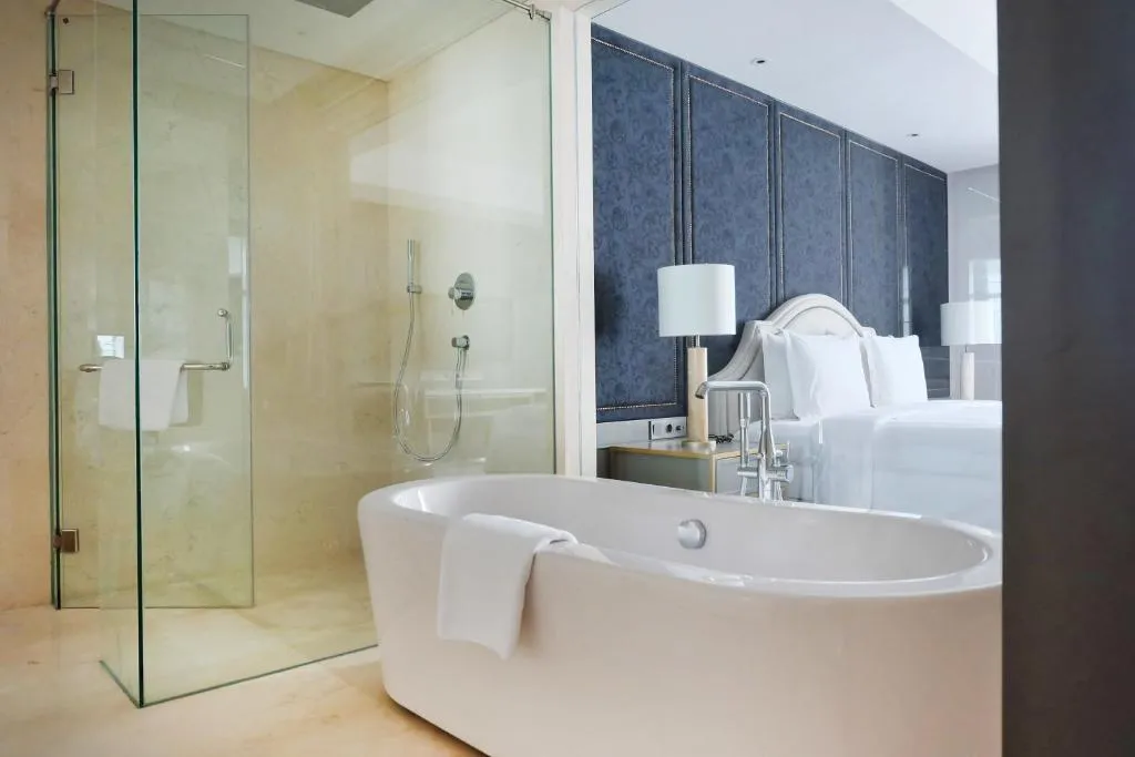 Baño de Goodrich Suites Jakarta con bañera