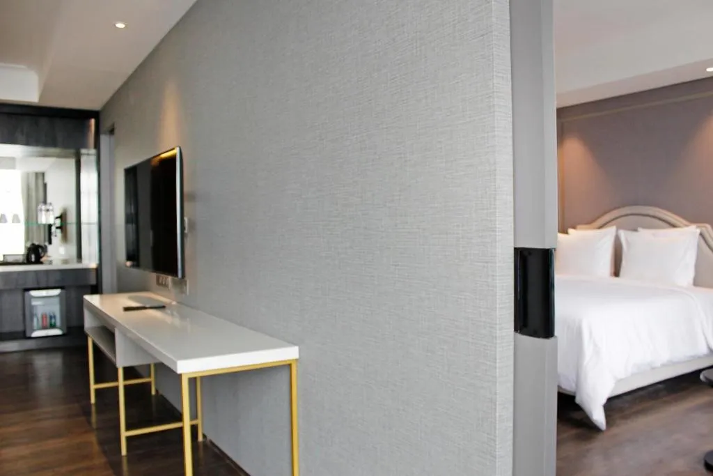 Área de escritorio de suite en Goodrich Suites Jakarta
