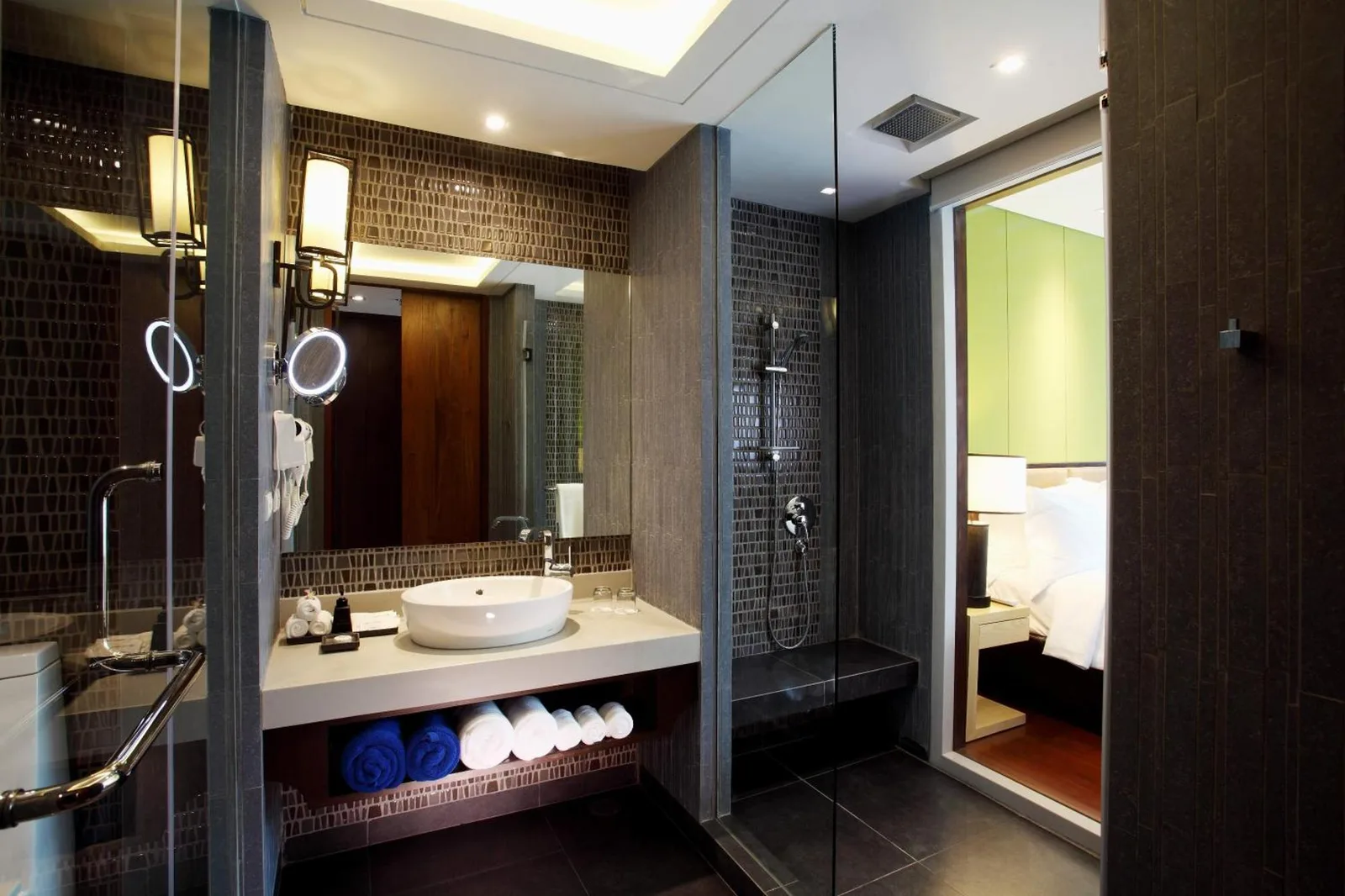 Dormitorio con vistas al jardín en Graceland Khaolak Beachfront Resort con balcón, escritorio y asientos modernos