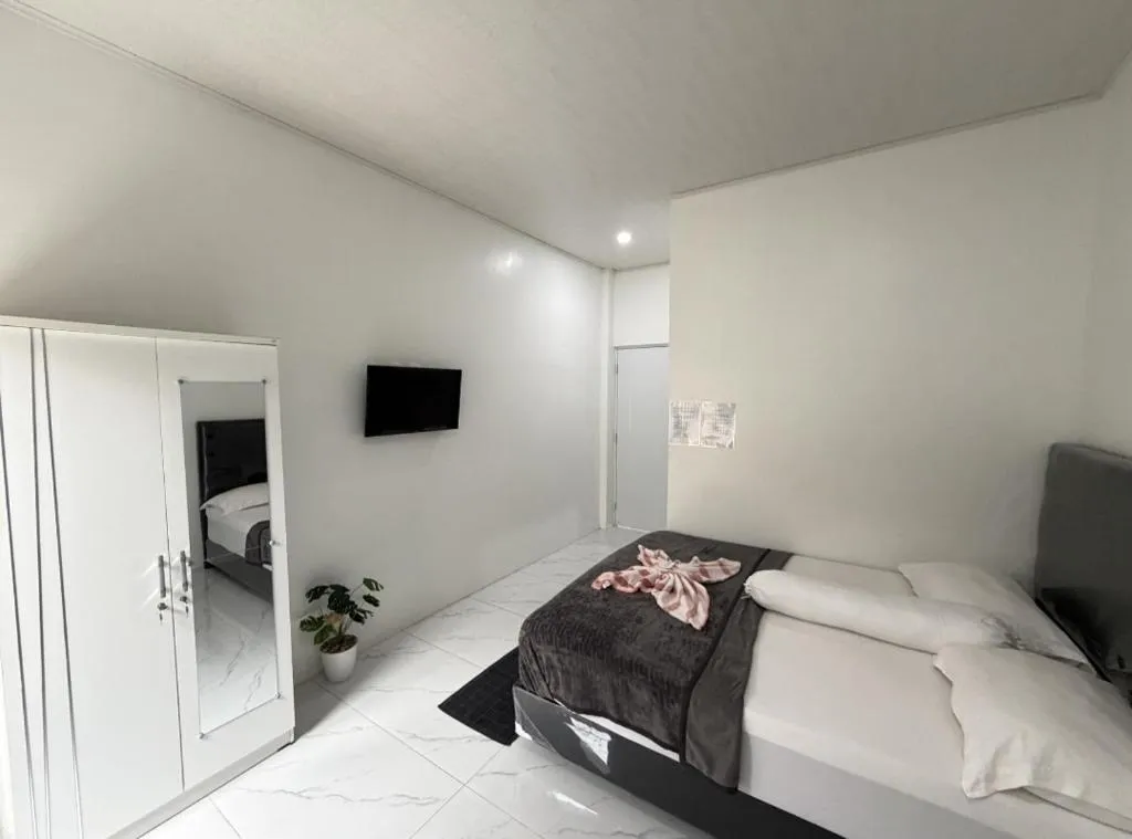 Configuración de habitación cómoda en Gramada 3 Kesambi Cirebon