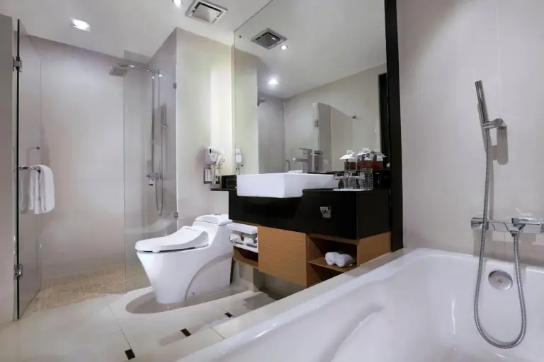 Salle de bains luxueuse du Grand City Hall Hotel & Serviced Residences