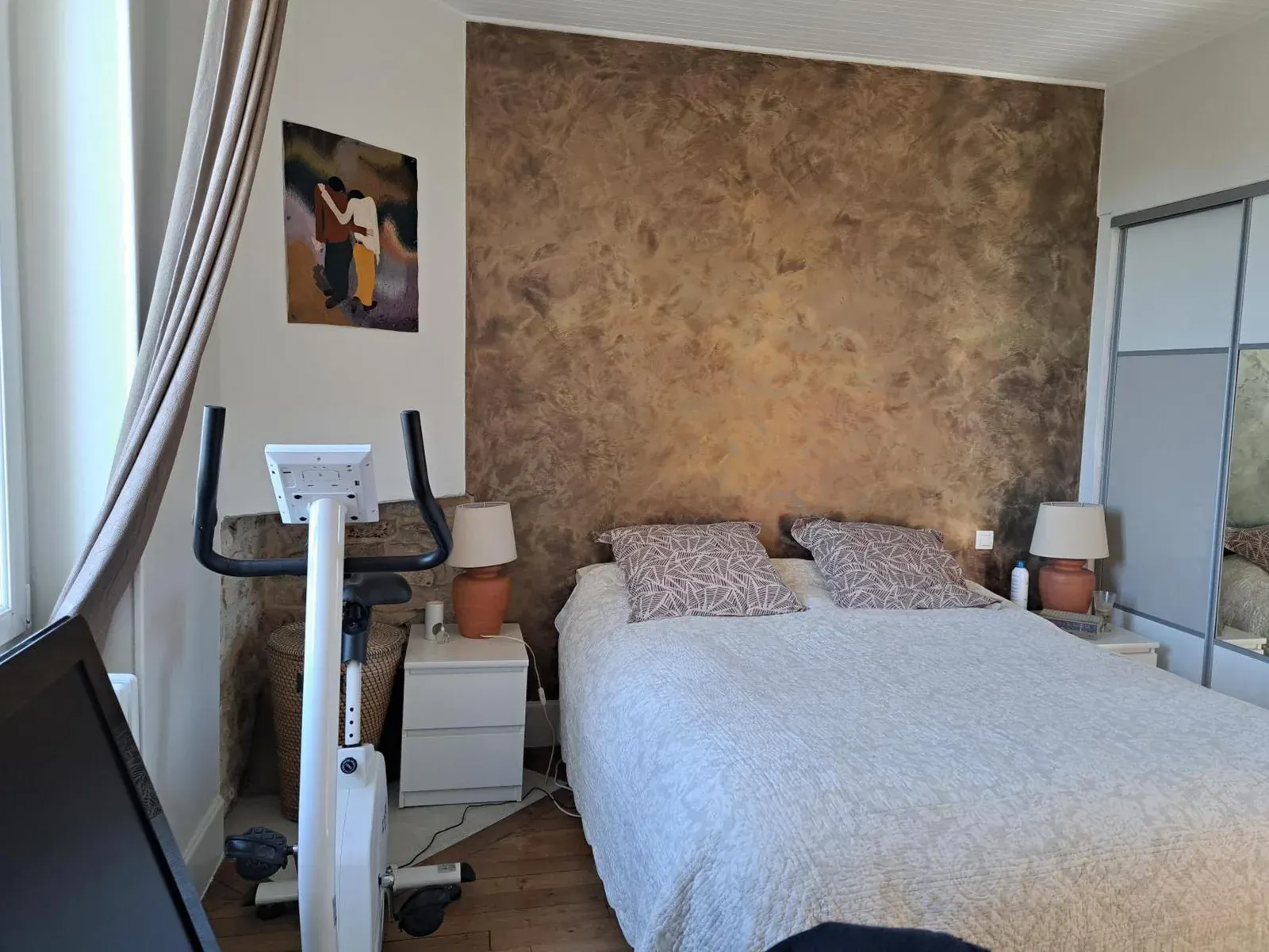 Grand Duplex spacieux en maison de ville – hotel en Dijon, Francia – un dormitorio con una cama y una pared en Grand Duplex spacieux en maison de ville en Dijon