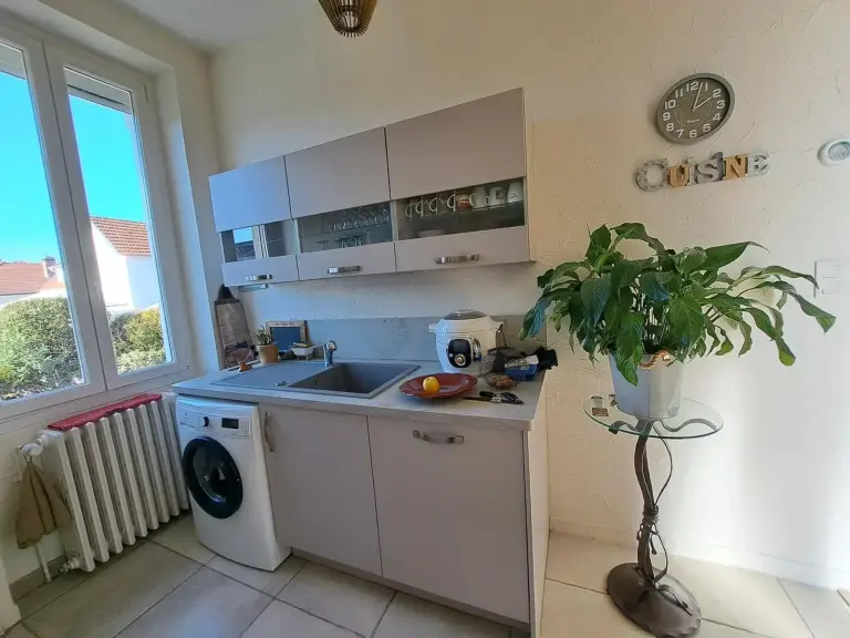 Grand Duplex spacieux en maison de ville – hotel en Dijon, Francia – una cocina con un fregadero y una lavadora en Grand Duplex spacieux en maison de ville en Dijon