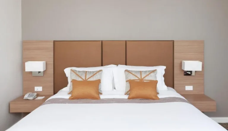 Gros plan sur le lit au Grand Fortune Hotel Nakhon Si Thammarat