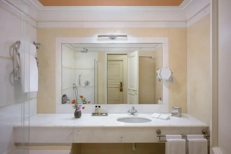 Grand Hotel Continental Siena - Starhotels Collezione luxurious bathroom with marble finishes