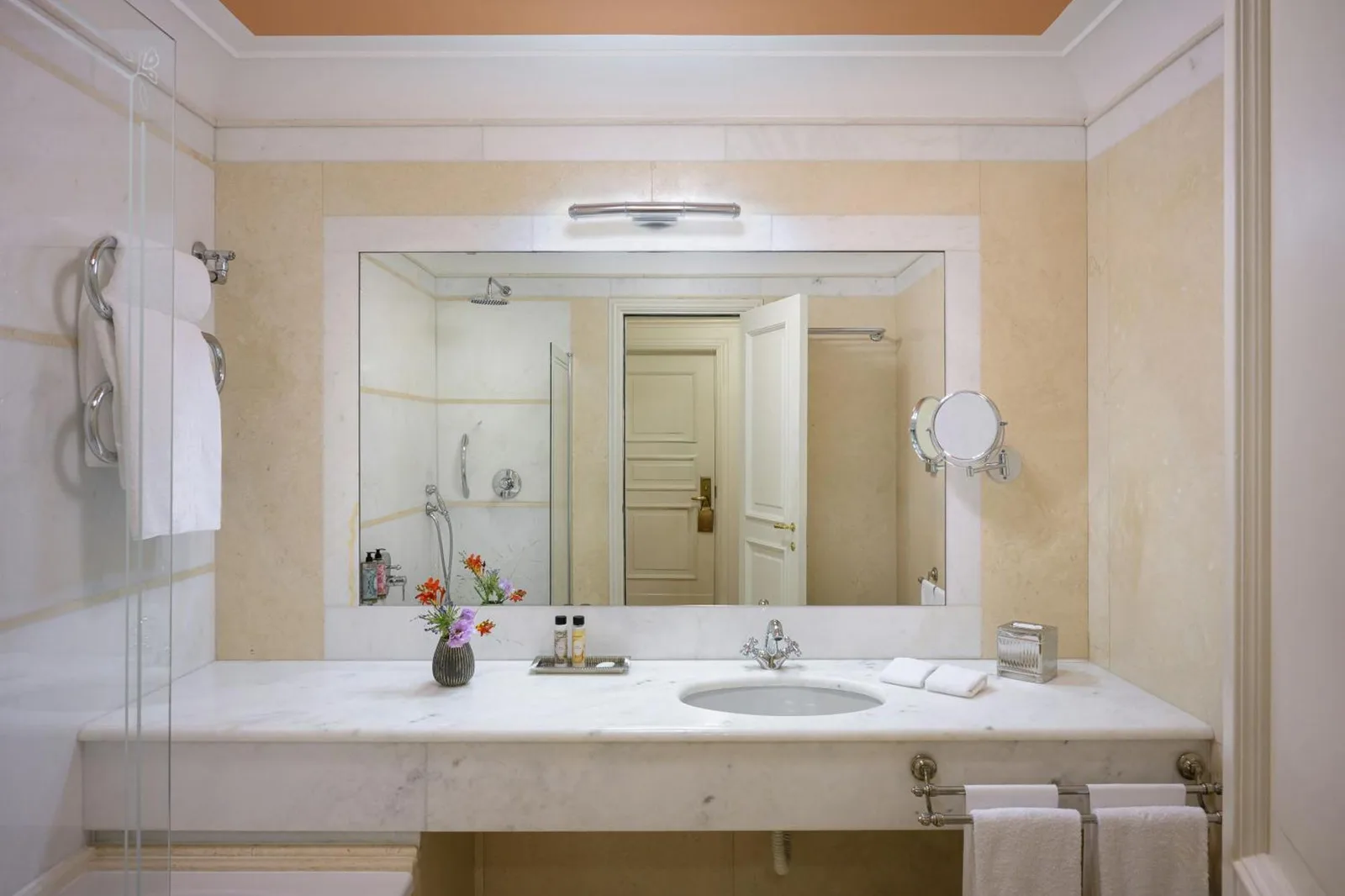 Grand Hotel Continental Siena - Starhotels Collezione luxurious bathroom with marble finishes