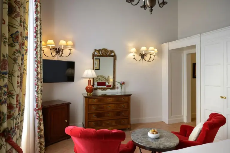 Grand Hotel Continental Siena - Starhotels Collezione elegant suite with red chairs
