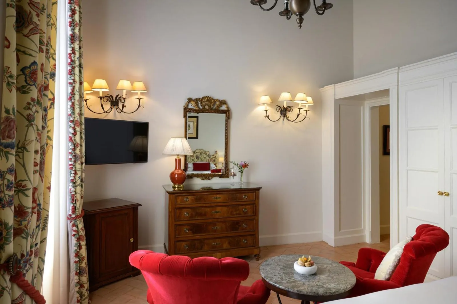 Grand Hotel Continental Siena - Starhotels Collezione elegant suite with red chairs
