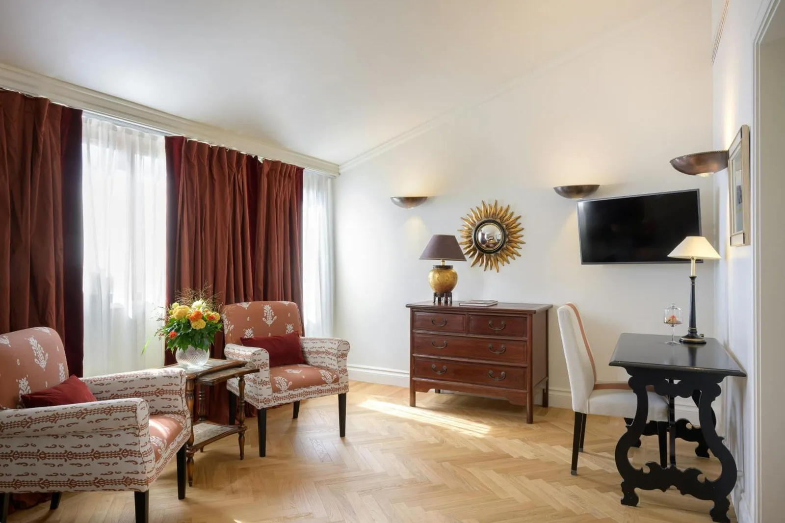Grand Hotel Continental Siena - Starhotels Collezione living area with stylish chairs